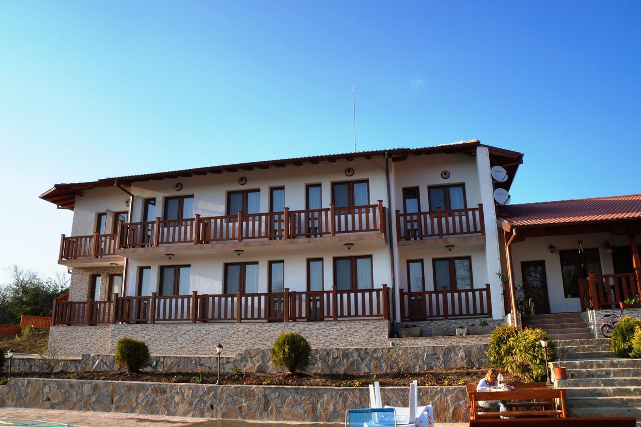 Family Complex Krisbo Hotel Donkovtsi Buitenkant foto