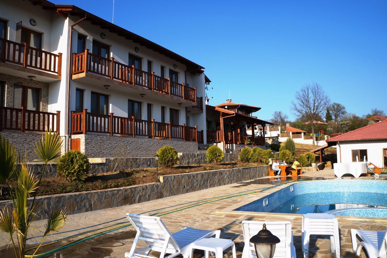 Family Complex Krisbo Hotel Donkovtsi Buitenkant foto