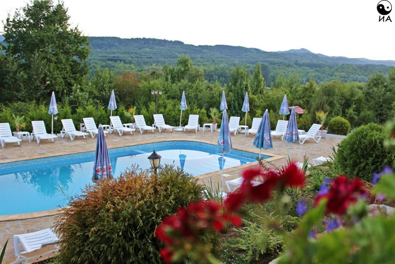 Family Complex Krisbo Hotel Donkovtsi Buitenkant foto